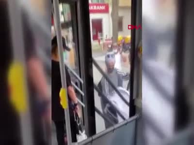 Otobüs şoförü ile yolcular arasında 'kart basma' tartışması