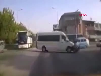 Bursa'da motosikletin servis minibüsüne çarptığı kaza, kamerada