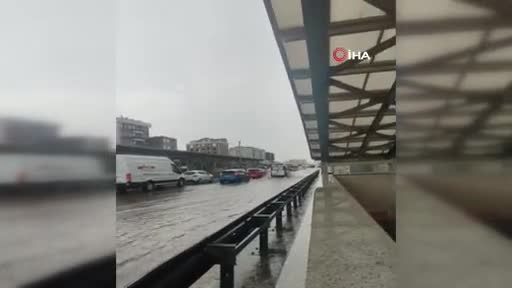 Bursa'da aniden bastıran yağmur çocukları sürüklüyordu