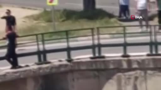 Bursa'da köprüden atlamak isteyen genç kızın kurtarılmasını alkışlarla kutladılar