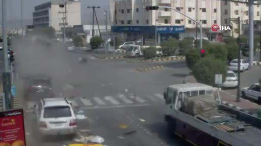 Suudi Arabistan'da tır kırmızı ışıkta bekleyen araçları biçti