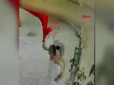 Türk bayrağını koparan kadın, çöpe attı!