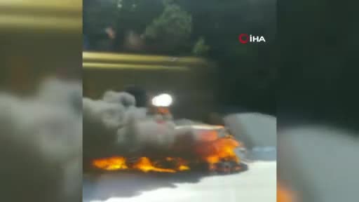 Bursa'da yol kenarında yanan otomobildeki alevler ormana sıçradı