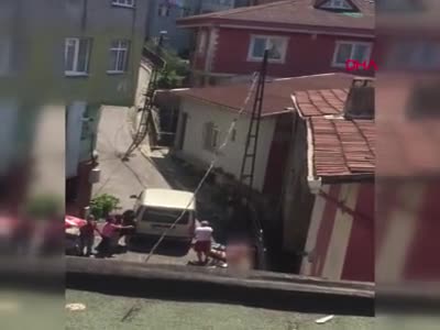 İstanbul Beyoğlu'nda dünürler arasındaki silahlı çatışmada dehşetin görüntüsü çıktı!