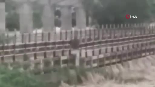 Hindistanı sağanak yağmur vurdu: Sel sonucu en az 15 ölü!