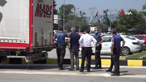 Bursa'da fabrikaya mal getiren tırın dorsesinden 2 mülteci çıktı