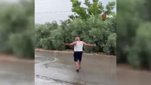 Antalyalı çiftçi  yağmurun yağışına çocuk gibi sevindi