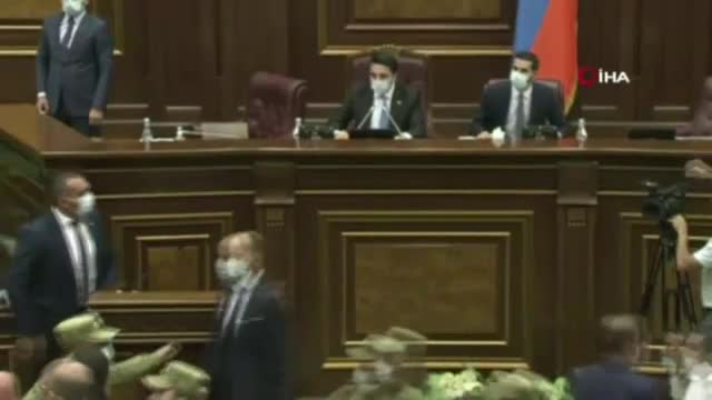 Ermenistan parlamentosu karıştı