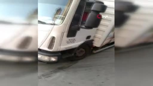Bursa'da freni patlayan kamyon 3 aracı biçip eve çarptı!