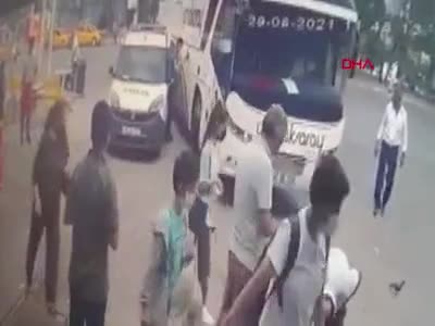 Polis memuru, otobüs ile araç arasına sıkıştı
