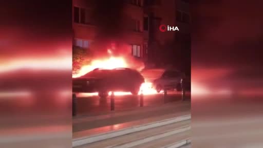 Bursa'da park halindeki 2 otomobil yandı!