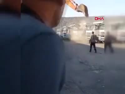 Şırnak'ta iş makinesi ile amcasının kamyonlarını ezdi!