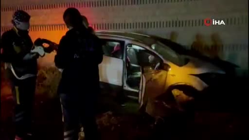 Bursa'da duvara çarparak kaza yapan sürücü kız arkadaşını bırakıp kaçtı