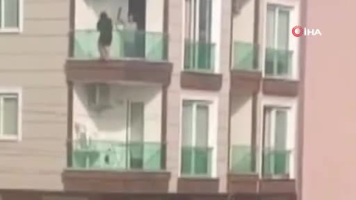 Çığlık atarak balkona çıkan kadın, ikinci kattan düşerek ağır yaralandı