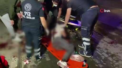 Bursa'da hafif ticari araç park halindeki otobüse çarptı: 1'i ağır 3 yaralı