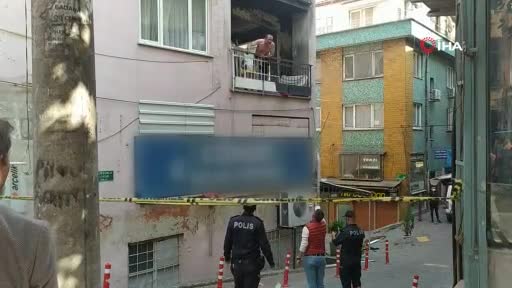 Bursa'da balkondan mahalleliye küfretti, evinin kapısı kırılarak etkisiz hale getirildi