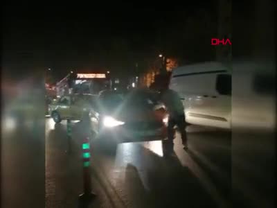 İstanbul Beyoğlu'nda alınmadığı taksinin üstüne çıkarak tepki gösterdi