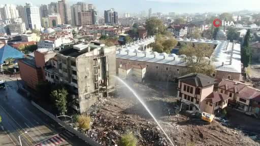 Bursa'da tarihi gölgeleyen 7 katlı bina saniyeler içinde böyle yerle bir oldu