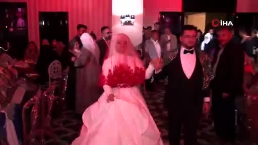 Bursa'da ilginç düğün: Damada takı töreninde sucuk taktılar