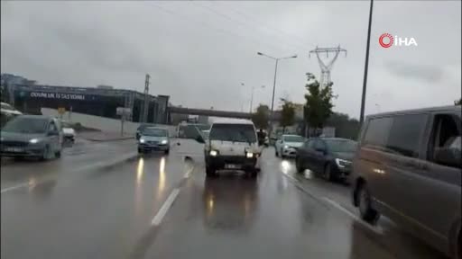 Bursa'da çalıntı araçla kaçan şüpheli 5 araca çarparak durabildi