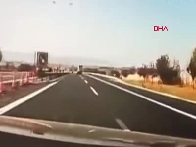 Trafikte iki otomobil sürücüsü yarışırken böyle kaza oldu