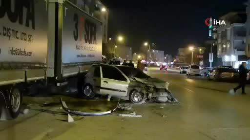 Bursa'da tıra çarpan otomobilin sürücüsü yaralandı