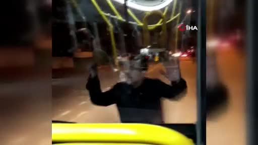 Bursa'da halk otobüsünün camını kıran saldırgan kamerada!