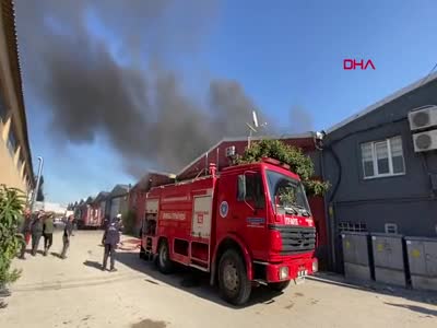 Bursa'da tekstil fabrikasında çıkan yangına müdahale ediliyor