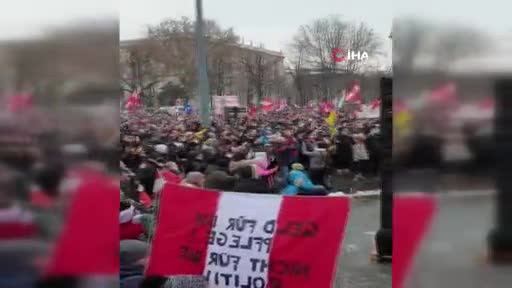 Koronavirüs kısıtlamalarına karşı eylemler devam ediyor