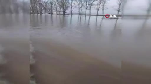 Edirne'de taşkın alarmı: Köy halkı kayıkla geziyor