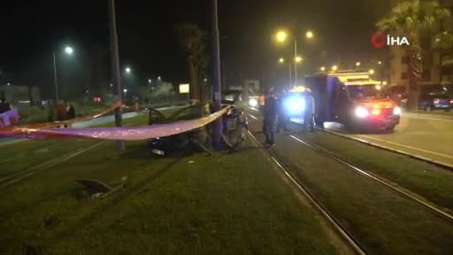 İzmir'de kontrolden çıkan araç direğe çarptı