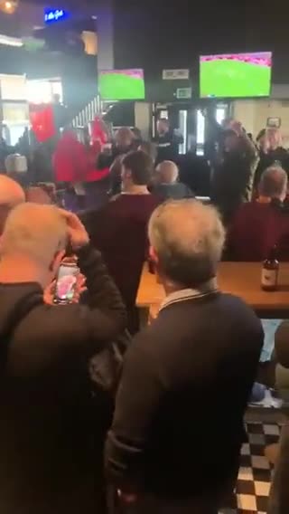 Hull City taraftarları Everton maçını Türk bayraklarıyla izledi