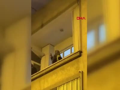 İstanbul'da balkonda çılgınca dans eden kadın kamerada