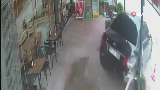 Bursa'da otomobil kafeye daldı