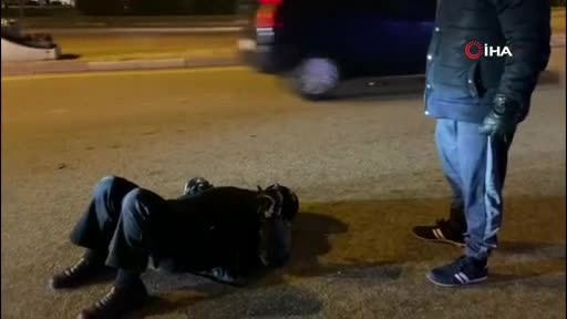 Bursa'da polis yaralının başında bekleyip moral verdi