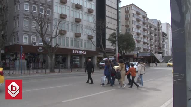 Bursa'da yayalar trafiği birbirine katıyor (ÖZEL HABER)