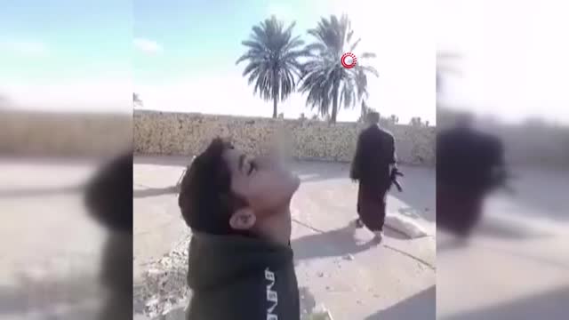 Irak'ta baba, oğlunun ağzındaki sigarayı mermiyle vurdu