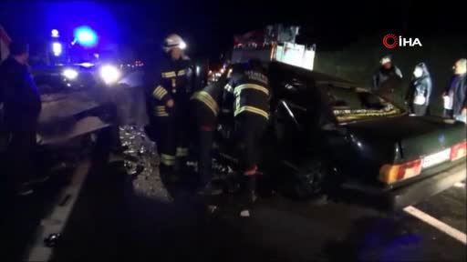 Feci kazada 1 kişi camdan fırladı, 2 kişi araçta sıkıştı