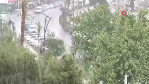 Şanlıurfa'da dolu ve yağmur zor anlar yaşattı