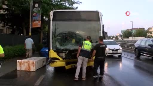 İETT otobüsü kaza yaptı
