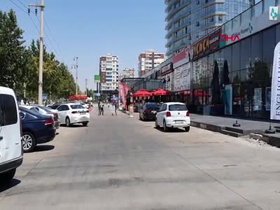 Kamyonet, otomobile çarparak mağazaya girdi