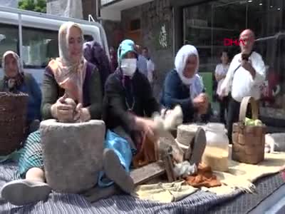 Halk geleneklerinin sürmesi için yürüdü
