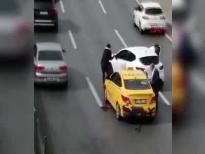İstanbul'da kaza sonrası kavga! Taksi şoförüne kafa attı