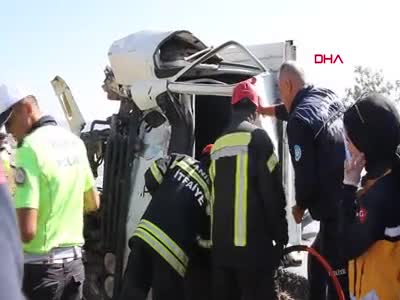 Manisa'da süt kamyoneti devrildi