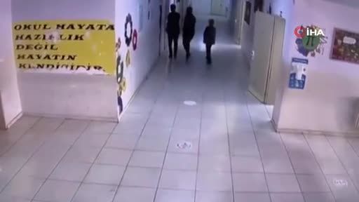 Şırnak'ta öğretmen öğrencileri önünde darp edildi!