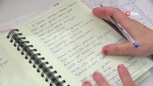 Bursa'da emekli hemşire hastalarından aldığı ilham ile yüzlerce şiir yazdı