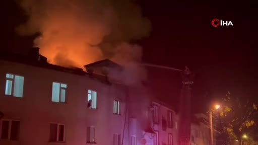 Bursa'da bir binanın çatısında yangın çıktı