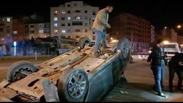 Bursa'da ana yol üzerinde kontrolü kaybeden otomobil takla attı!