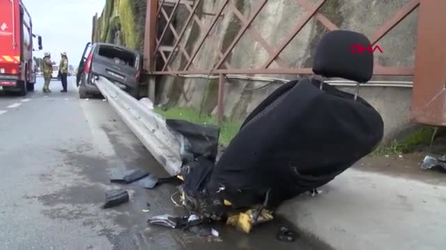 İstanbul'da kontrolden çıkan otomobil bariyerlere saplandı