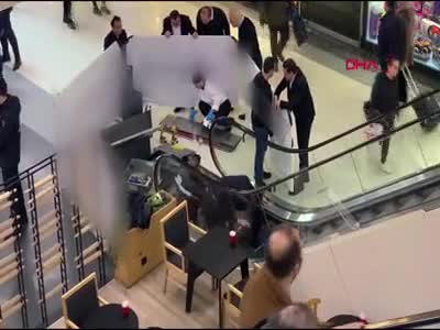 İstanbul'da ayağı yürüyen merdivene sıkışan çocuğun parmakları koptu